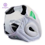 نمای نزدیک از کلاه بوکس گرین هیل با تنظیم چسبی.