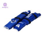 نمای نزدیک از ساق بند جورابی با طراحی لاکپشتی.